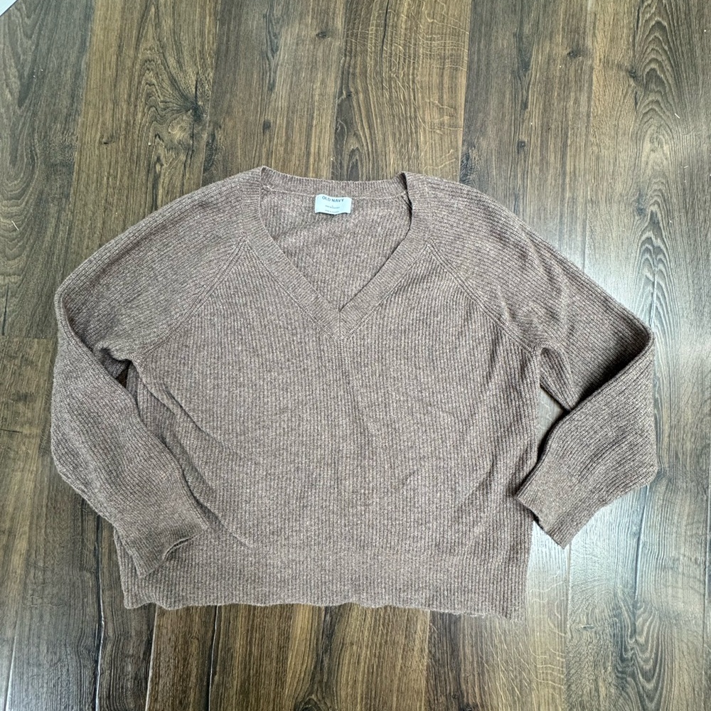 Old Navy Relaxed V-Neck Ribbed Sweater in Mauve Brown